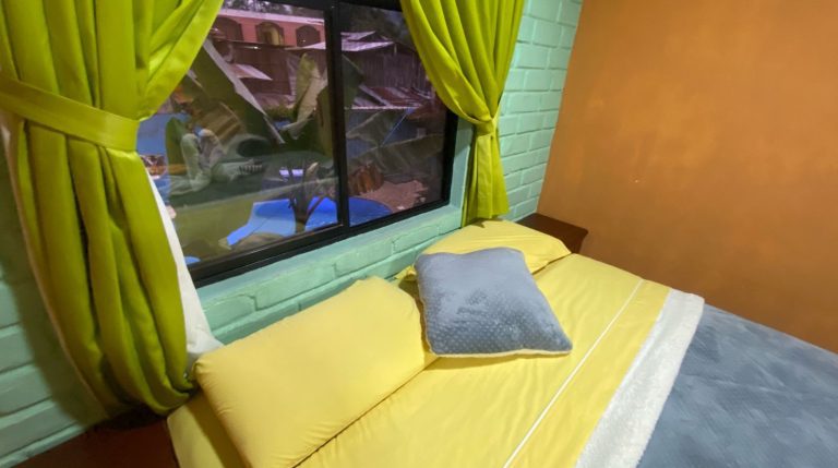Habitación matrimonial con terraza y vista a la piscina en Hostal El Bosque de Mindo